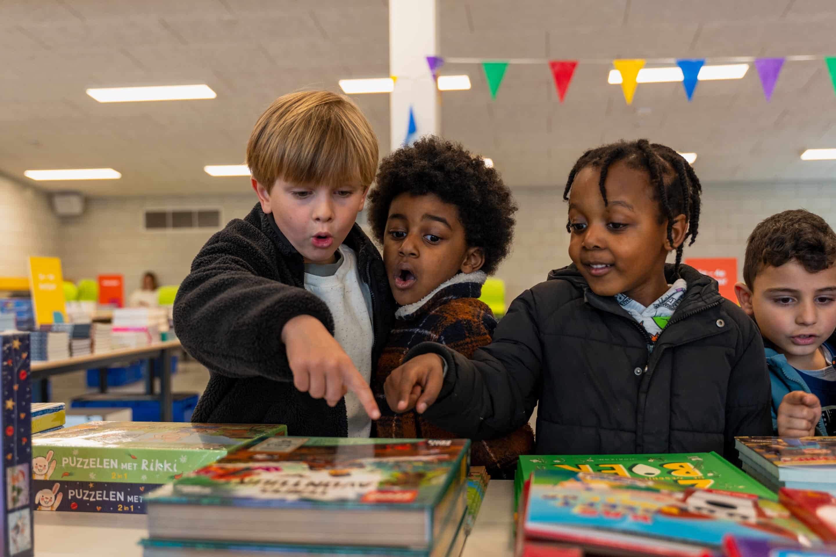 Kinderen op de schoolboekenbeurs